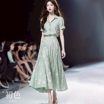 初色 純色單排扣襯衫上衣+日系氣質碎花百顯瘦半身裙長裙套裝-綠色-12895(M-XL可選)