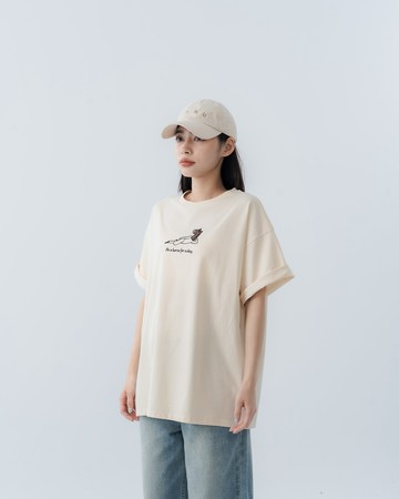 慵懶小馬刺繡寬版短袖上衣 兩色售
