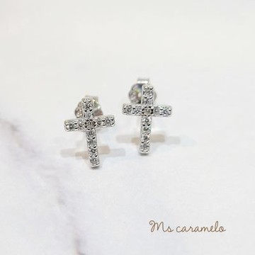 【焦糖小姐 Ms caramelo】 925純銀鍍K白 十字架耳環 鋯石耳環
