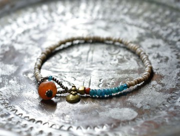 非洲紅玉髓扣、古董白和祖母綠珠子以及琥珀白心形手鍊