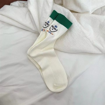 中筒襪 日系款微笑刺繡字 可愛甜美型 彈力舒適穿 四季皆可穿 女生人氣品 防滑不掉落 潮流穿搭感 台灣賣家 台灣出貨