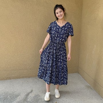 Hana Mokuba V領碎花綁帶休閒洋裝