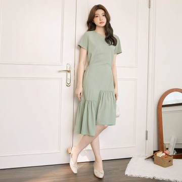 OB嚴選中大尺碼-小露背綁帶收腰不規則傘襬中洋裝《DA9658》