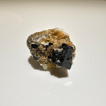 錫蘭帶回|黑色尖晶石 共生方解石 身心靈療癒 冥想 空間擺件 S24CJ17-002