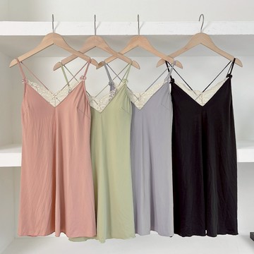 【Mini Queen】蒙投夜色 / 帶胸墊 睡裙 / 牛奶絲 舒適 無鋼圈 / 交叉 美背 懶人 睡衣