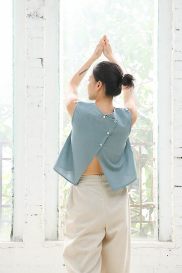 OMAKE 交疊後釦背心上衣 / 棉麻 灰藍綠