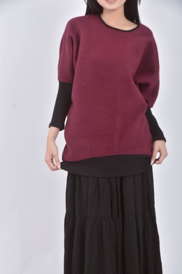 (F) 紫紅色長袖上衣