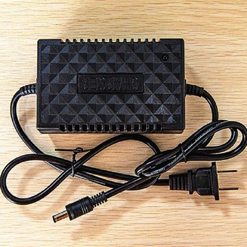 12v2A蓄電池充電器廠家 強光手電充電器 相機充電器航模【宜家良品百貨】