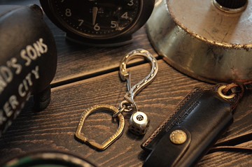 【METALIZE】馬蹄大鉤鑰匙圈 - 黃銅骰子