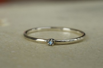 綻放光芒的生命歷程：藍月光石