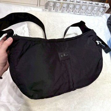 【愛迪達｜全新】現貨 ADIDAS 流浪包 素色 大號 尼龍 防潑水 斜背包｜Little Bee 小蜜蜂精品