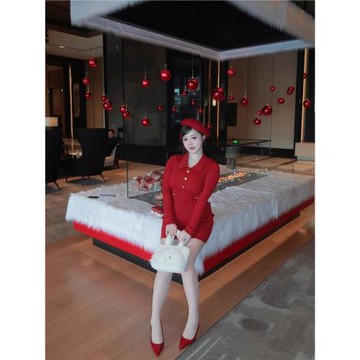 周白子 紅包裙 微胖千金感方領長袖短款包臀裙女毛織連衣裙女冬季