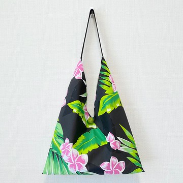 新款現貨/日式粽形側背包/大尺寸/表防水布夏威夷布花黒