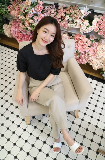 Primrose Blouse：亞麻襯衫，方領，娃娃袖，黑。