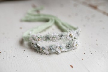 白色蕾絲花朵新生兒頭飾綁帶