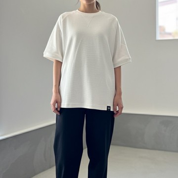 2025 秋冬新款【男女同款】側開衩 襯墊設計 插肩袖 寬鬆版型 T恤【白色】