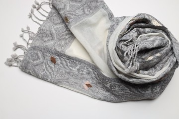 【聖誕禮物】喀什米爾水煮羊毛手工刺繡圍巾披肩淺灰拼紗快速出