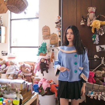 馬克裝扮學生模樣 假圍巾混羊毛寬版卡通風外套