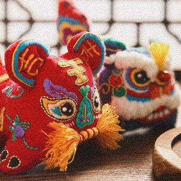 民族風新年禮物 手工繡製布老虎玩偶 醒獅吉祥物 護身符香囊 公仔