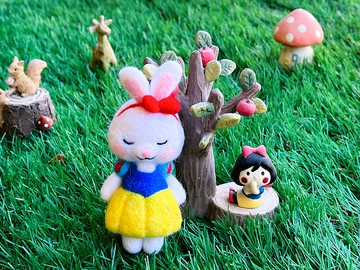 白雪兔公主羊毛氈吊飾鑰匙圈