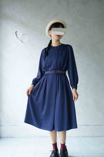 尋寶古著-知性沈穩深藍側開襟包釦昭和洋裝