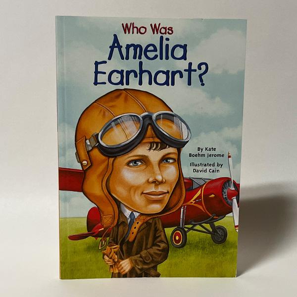 Who Was Amelia Earhart?（洋書：英語版 中古）