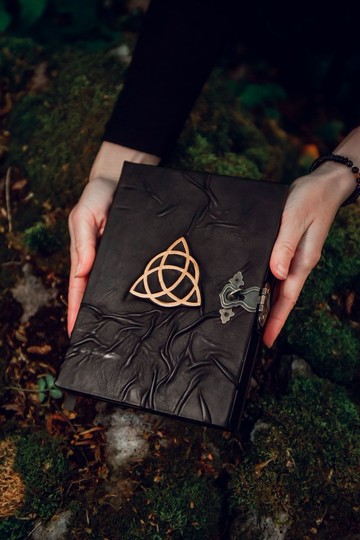 《聖女魔咒》風格魔書 - 純手工皮革魔法書，綴以金色三女神符號