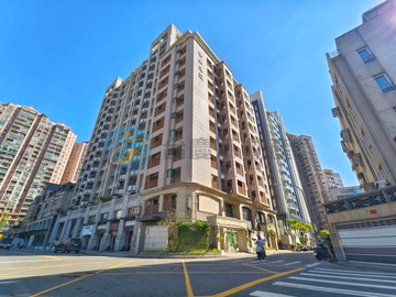 左營巨蛋商圈稀有庭院1+2F大空間店住~含雙平車｜高雄市左營區新南街