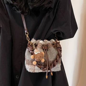 免運🔮今年流行包包水桶包女新款秋冬高級感手提小包爆款百搭斜挎包 斜背包 侧背包 肩背包 通勤包 休闲包 小包包 水桶包