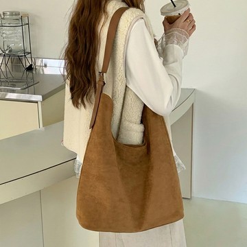 鬆弛感麂皮絨大容量單肩斜跨包 焦糖棕