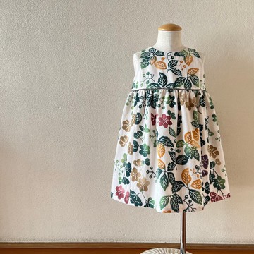 僅有100號尺寸。兒童浴衣布料 內斂A字裙連身裙 注染可愛花草・米色底秋季色彩