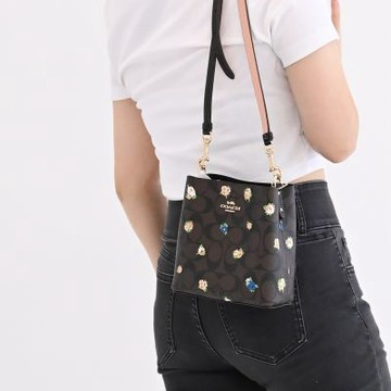 COACH Mini Town 馬車LOGO玫瑰印花斜背迷你水桶包(深咖)