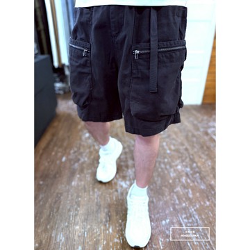 『老爺有喜』重磅多層拉鍊大口袋工裝短褲(NOF25028303)-黑藍破壞抽鬚 彈性修身 重度破壞 水洗刷色 男生工裝褲
