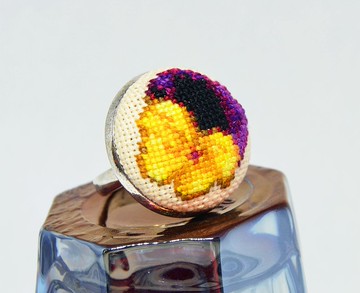 三色堇花刺繡圓環十字繡黃色黑色首飾手工花卉禮物送給女性