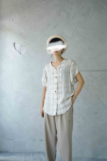 設計手作-質感燕麥奶巧克酥格紋織紋透膚鬱金香袖V領木釦上衣