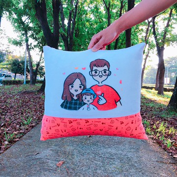 喜歡這樣一家三口 【QQ】 似顏繪 手繪禮物 客製化抱枕
