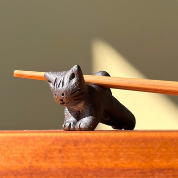 吃飽撐著_ 黑貓筷架 / 陶