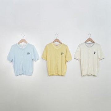 【CUMAR】可愛刺繡雙釦開襟式短袖針織上衣 藍 杏 黃 (魅力商品)
