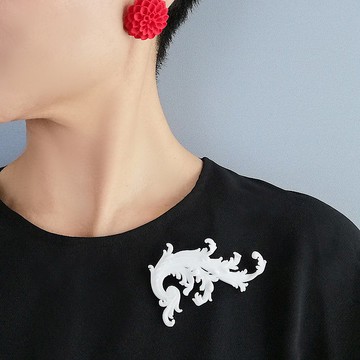 Flumen 胸針 白色