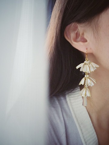 天花亂墜 白 花瓣垂墜式樹脂耳環