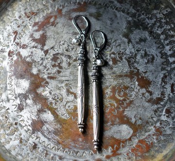 壓印長款Karen銀飾與手工銀飾、納瓦赫珍珠、印度銀鈴的長款耳環