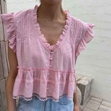 MOCO韓版設計感木耳布蕾絲滾邊V領壓褶襯衫甜美氣質拼接飛袖上衣