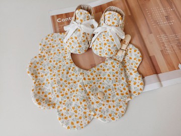 【5日內出貨】小碎花 彌月禮物盒 花朵圍兜  嬰兒鞋 奶嘴夾