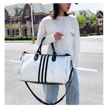 【愛戀花草】銀色黑帶時尚運動旅行包 (男女通用、獨立鞋位、大容量、 A001)