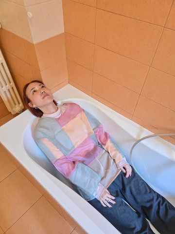多巴胺色彩拼接透膚上衣