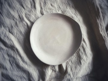 桌上的白陶糖霜 / 卵形餐盤・陶盤・白盤・盤子