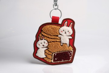 【雙面刺繡鑰匙圈/吊飾】-台灣小吃 -紅豆餅 DND