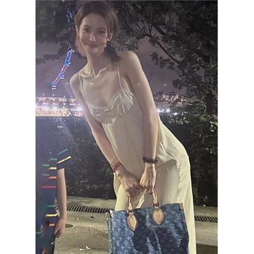 金晨明星同款米白色緞面褶皺吊帶連衣裙顯瘦氣質長裙子女2024春夏