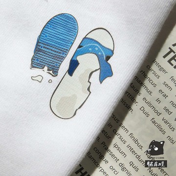 腿庫力量_台灣原創設計T恤_女版_就是愛藍白拖