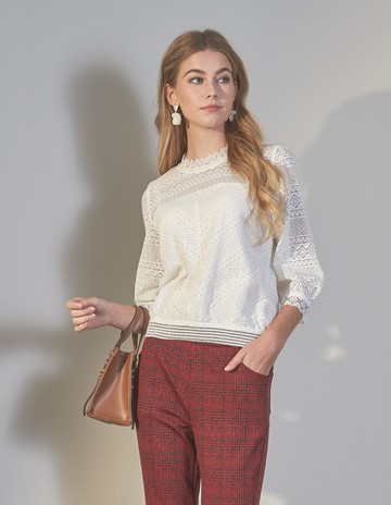 ★【喜芝梅】圖騰滿布高貴質感上衣(白色；M-3L) 224660208